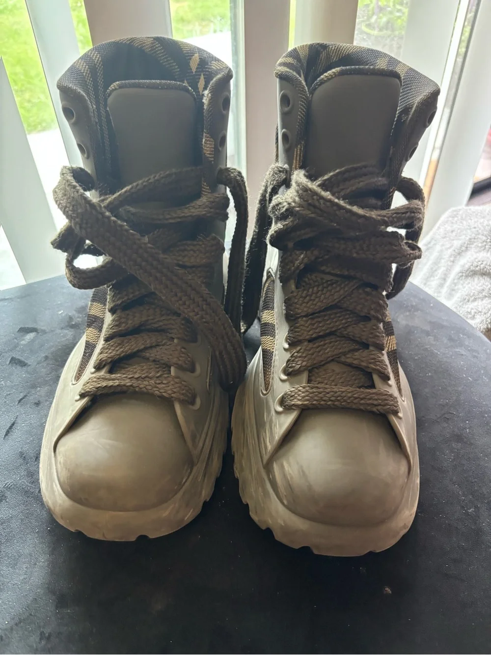 Authentic Men Burberry boot. Very beautiful for all occasions